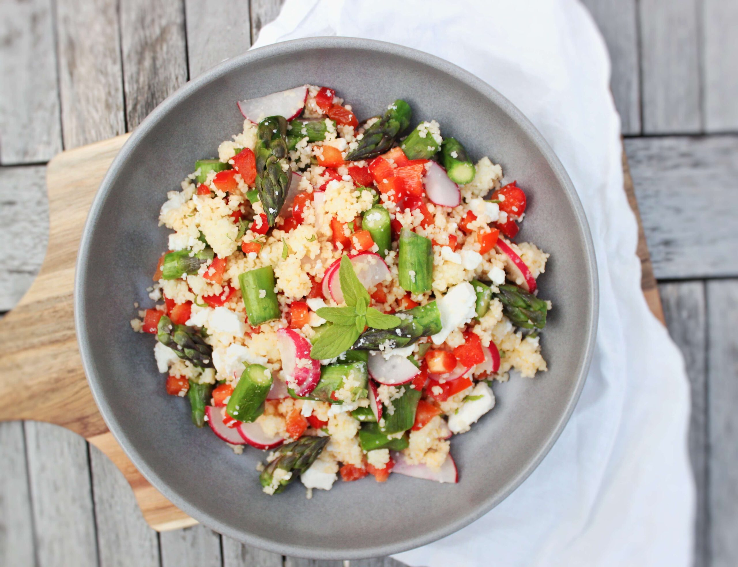 Gesunder Couscous Salat mit grünem Spargel // sei-gesuender.de